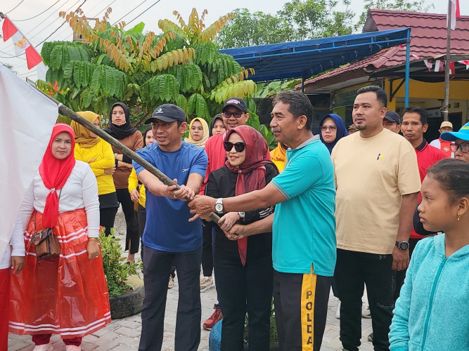 Ikuti Jalan Sehat di Kelurahan Air Dingin Pekanbaru, Ida Yulita Jelaskan Pemimpin Tidak Hanya Berdiri Di Podium